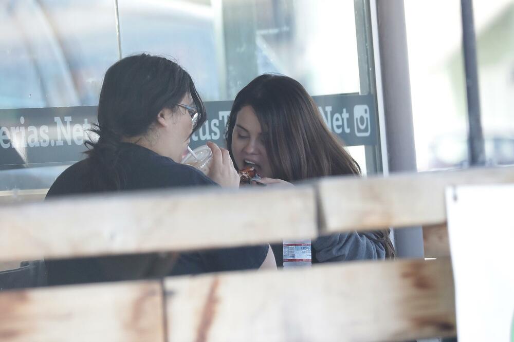 BOLEST POZNATE PEVAČICE POSTALA VIDLJIVA: Video se deli MUNJEVITOM brzinom, fanovi ZABRINUTI