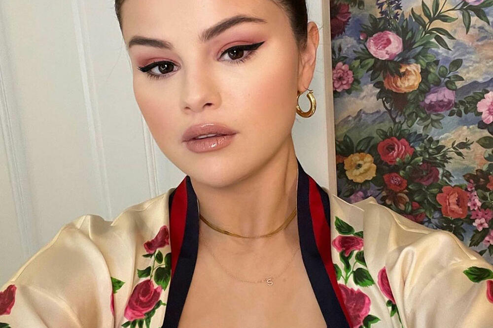 SELKA, JESI LI OVO TI? Vatrena brineta objavila fotku i PATOSIRALA NAROD: Bez trunke šminke pokazala KVALITETE