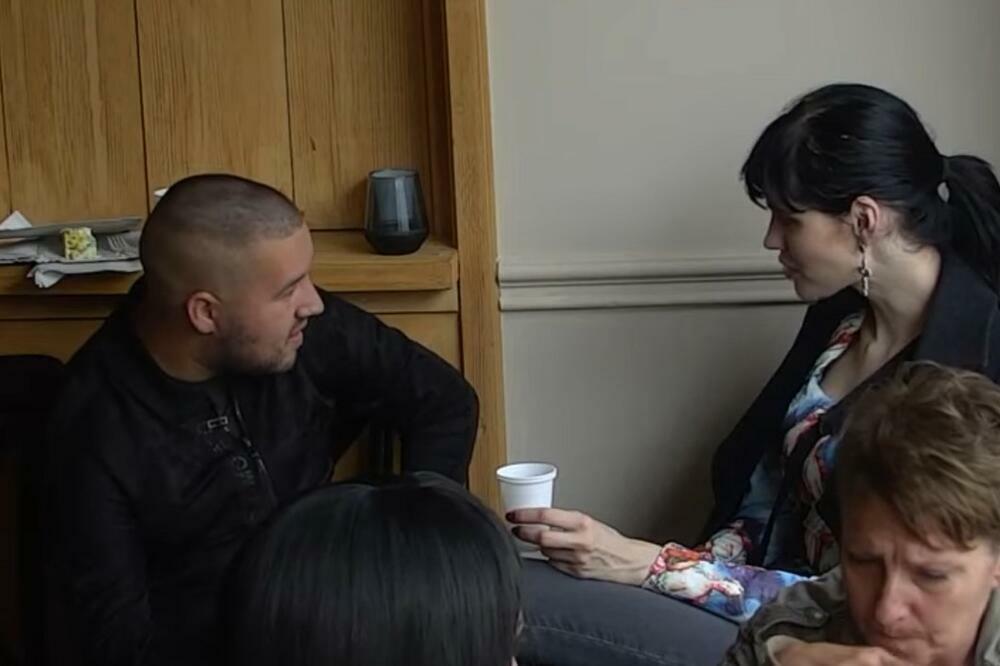 SUZBIO JE U ĆOŠAK I NAGOVARA JE NA VRELU AKCIJU! Hoće da joj pruži nezaboravan užitak, naoštrio se, ona ga pokopala