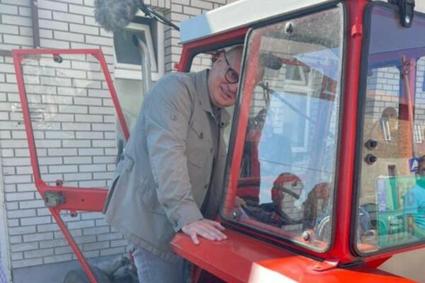 STARA MAŠINA, A RADI KAO NOVA! Vesić obilazio obrenovačka sela pa zastao da proba TRAKTOR star 40 godina! (FOTO)