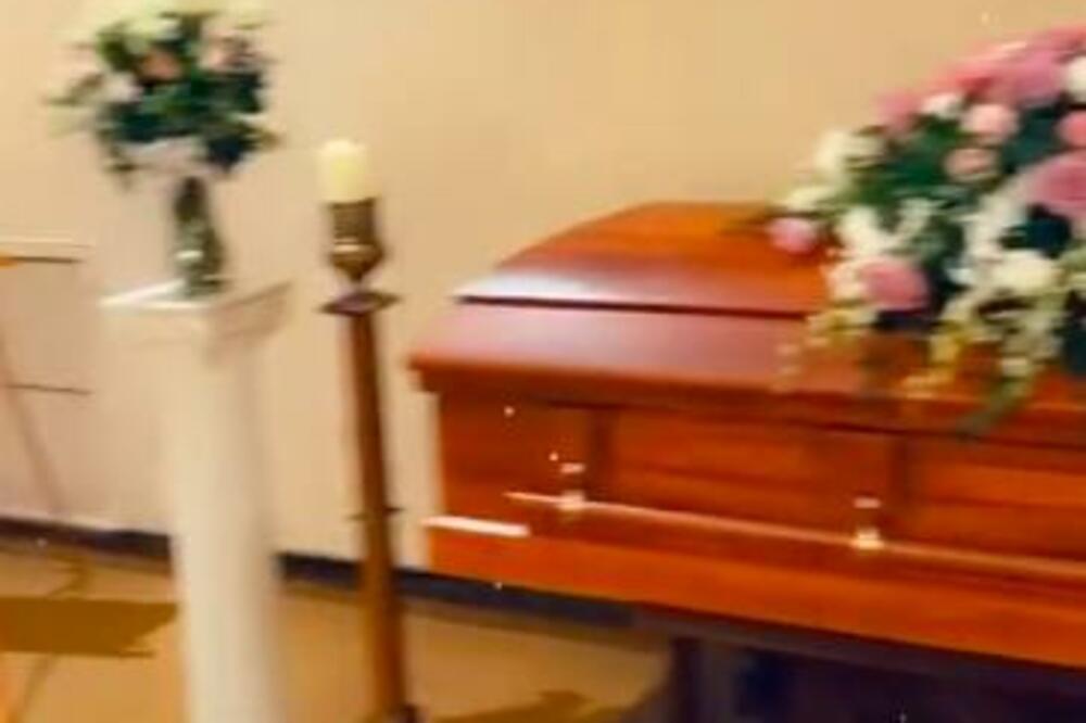 STRAŠNA DRAMA NA SAHRANI! Ćerke otvorile kovčeg u kome je trebala da leži njihova MAJKA, umalo se nisu PREVRNULE