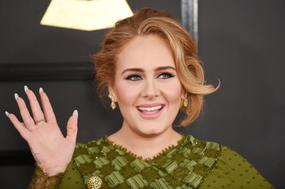 FRAPIRALA PRATIOCE! POP DIVA Adel u svojoj kući čuva ISPLJUNUTU ŽVAKU poznate pevačice! (VIDEO)