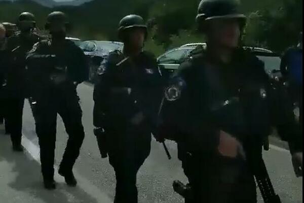 Pogledajte kako su Srbi dočekali JEDINICE ROSU-a: "EVO GA RAMBO, DE SI RAMBO, TAJ ĆE SNAJPER BITI NAŠ" (VIDEO)