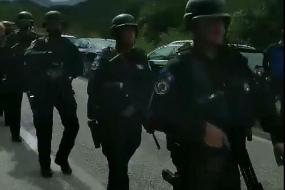 Pogledajte kako su Srbi dočekali JEDINICE ROSU-a: "EVO GA RAMBO, DE SI RAMBO, TAJ ĆE SNAJPER BITI NAŠ" (VIDEO)