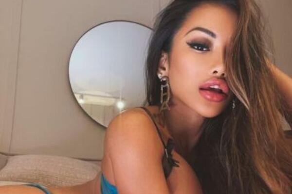 NJEN INTIMNI DEO JE KAO ZLATNI BUNAR!Pružila priliku da ZAVIRITE u njega: Skinula se i raširila noge,DAJE I NAGRADU