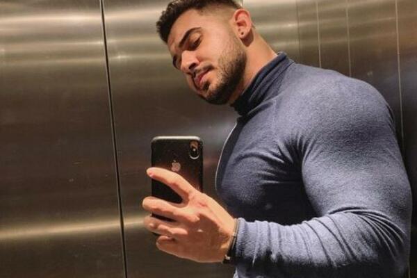 KAO HULK! ZBOG NJEGOVOG TELA SU SE USIJALE MREŽE! NAŠ PEVAČ SE SKINUO GO I RASPAMETIO ŽENSKI POL! (FOTO)