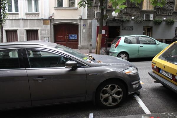 BAHATI BEOGRADSKI VOZAČ NAPRAVIO HAOS: Zagradio jedan auto, ali to NIJE NAJGORE ŠTO JE NAPRAVIO (FOTO)