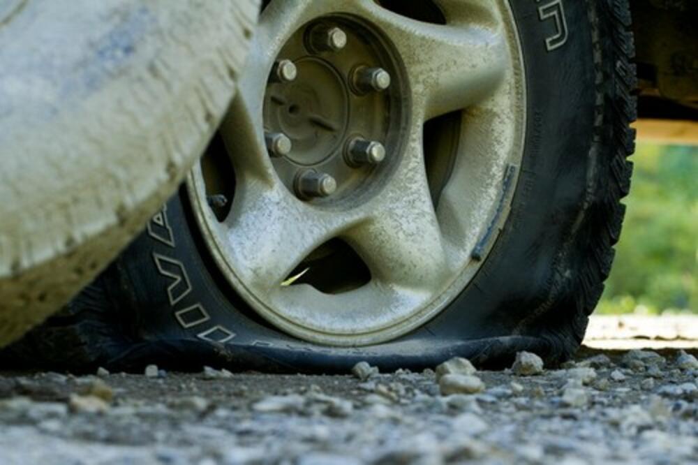 UNIVERZITETSKOJ PROFESORKI IZ BEOGRADA IZBUŠILI GUME U HRVATSKOJ! Razlog su BG TABLICE!