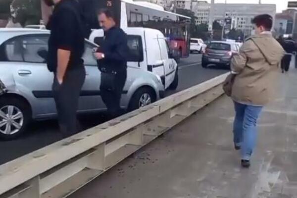 LANČANI SUDAR NA BRANKOVOM MOSTU! Saobraćaj blokiran, oštećeni automobili svuda!