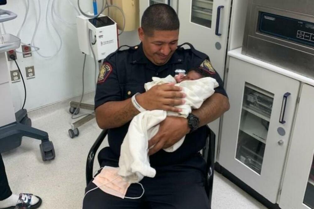 POLICAJAC SPASIO JEDNOMESEČNU BEBU: Muškarac je bacio sa drugog sprata zgrade, majka i dete na sigurnom!