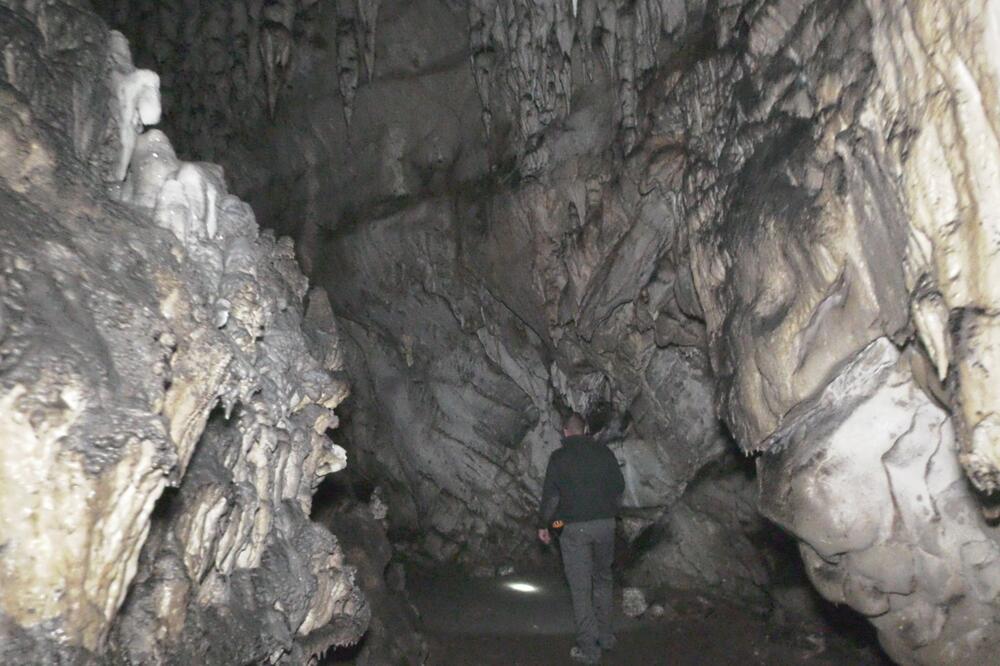 OVAJ SISTEM JE JEDINSTVEN U SRBIJI: Tu je čarobna voda, na svakoj steni senke stvaraju misteriozne likove (FOTO)