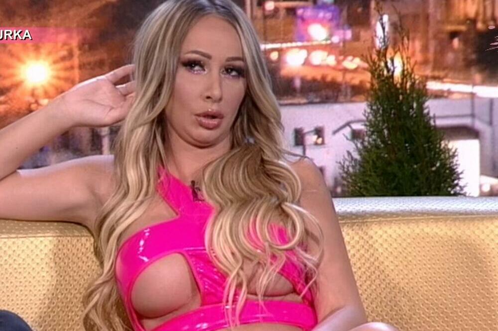 REKLAME ZA SAJT ZA ODRASLE OSVANULE NA KOLIMA: Za Macu Diskreciju nema zime!