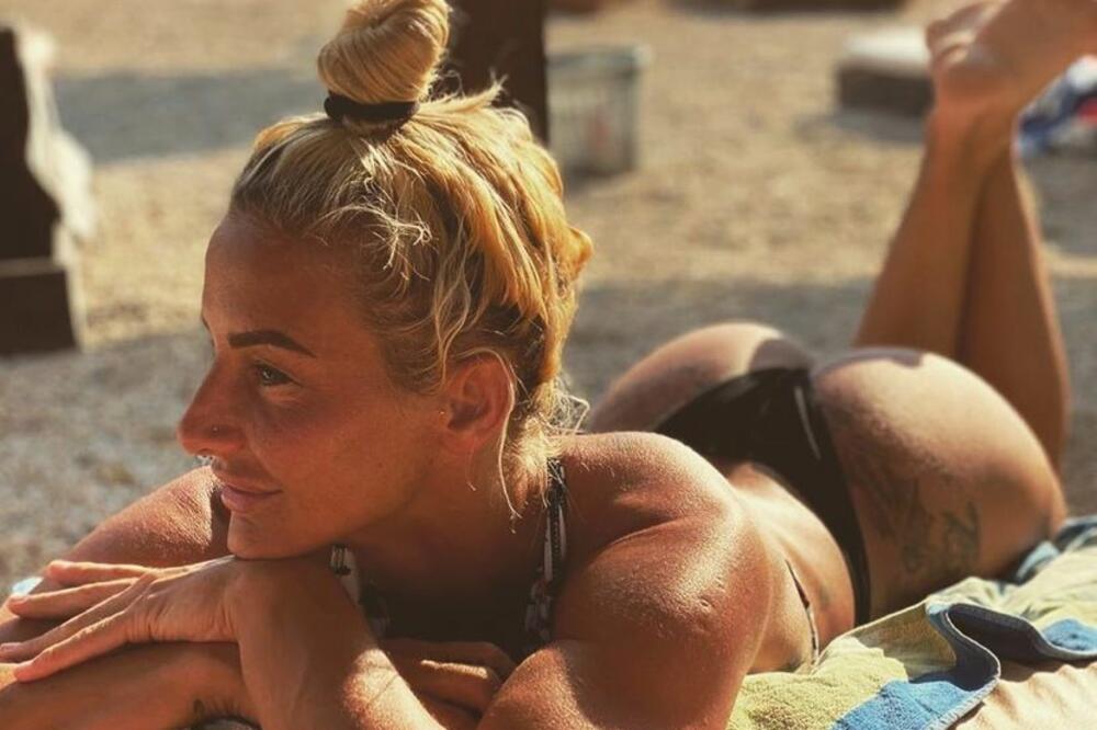 NIŠTA DRUGO SEM ZATEGNUTE ZADNJICE I TETOVAŽA! OVAKO NEŠTO OD MILICE DABOVIĆ NIJE HUMANO! (FOTO)