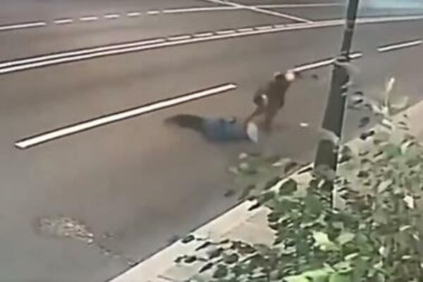 OVO JE ZAISTA NAJGLUPLJI LOPOV NA SVETU! Kladio se da će da OPLJAČKA BAKU OD 70 GODINA... POGLEDAJTE BLAM! (VIDEO)