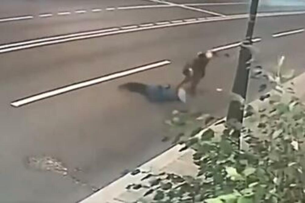 OVO JE ZAISTA NAJGLUPLJI LOPOV NA SVETU! Kladio se da će da OPLJAČKA BAKU OD 70 GODINA... POGLEDAJTE BLAM! (VIDEO)