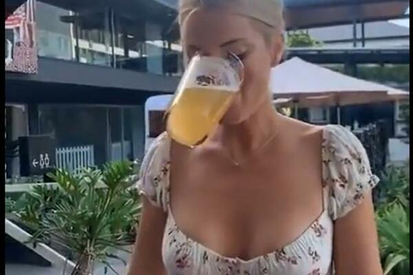 PREZGODNA PLAVUŠA POKUŠALA JE DA POPIJE LITAR PIVA - BEZ RUKU! Svaki MUŠKARAC mora da vidi šta se desilo! (VIDEO)