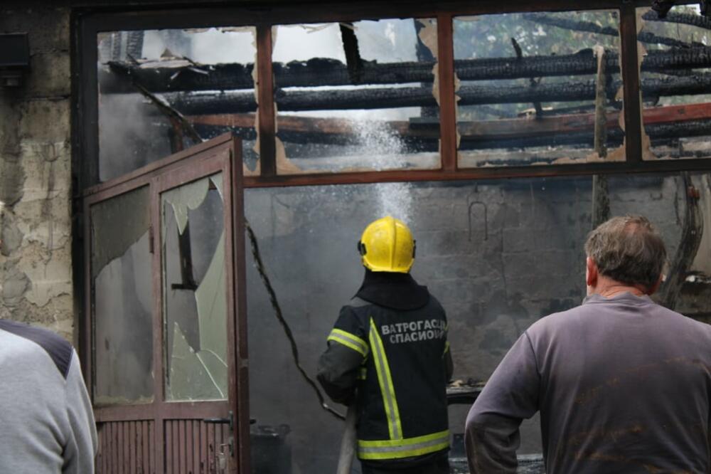 PETOČLANA PORODICA OSTALA BEZ DOMA! U požaru u Novom Pazaru u potpunosti uništena kuća, plamen progutao sve