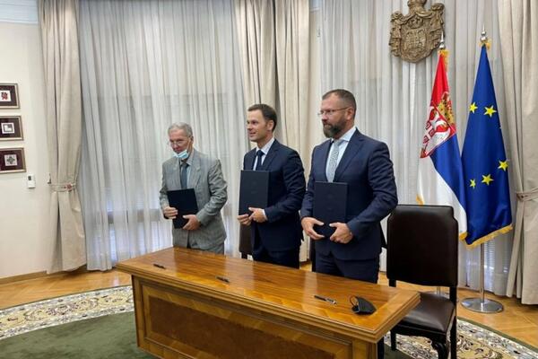 SINIŠA MALI POTPISAO UGOVOR SA DOBITNIKOM STANA U NOVOM IZVLAČENJU ''UZMI RAČUN I POBEDI'' Titomir je presrećan!