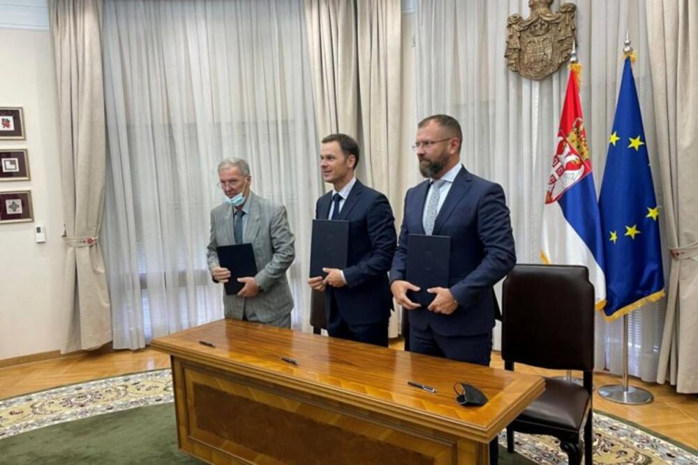 SINIŠA MALI POTPISAO UGOVOR SA DOBITNIKOM STANA U NOVOM IZVLAČENJU ''UZMI RAČUN I POBEDI'' Titomir je presrećan!