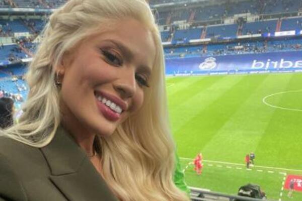 PRŠTI NA TERENU, ALI I NA TRIBINAMA: Prelepa devojka asa Reala "krade" pažnju navijača na Bernabeuu! (FOTO/VIDEO)
