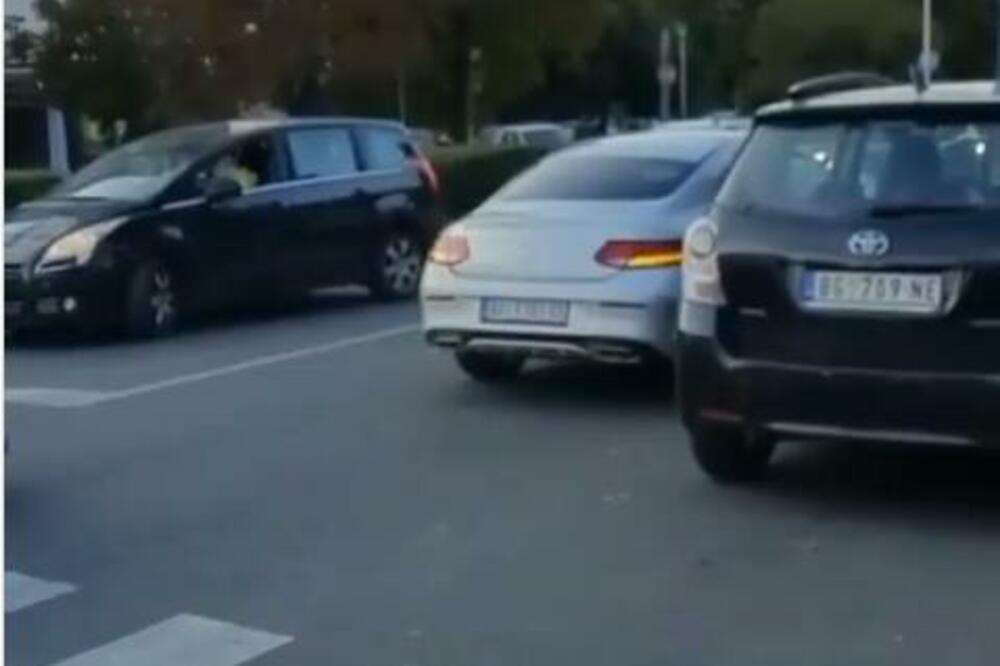 BAHATI VOZAČ NAPRAVIO HAOS U BEOGRADU: Parkirao se nasred ULICE OTONA ŽUPANČIĆA, čuju se JEZIVE STVARI (VIDEO)
