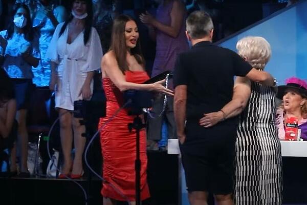 SEDENJE U PUBLICI ZG SE ISPLATILO! Nakon što joj je Ceca poklonila torbu, DOBILA I NOVAC! Baka Novka se OPARILA!