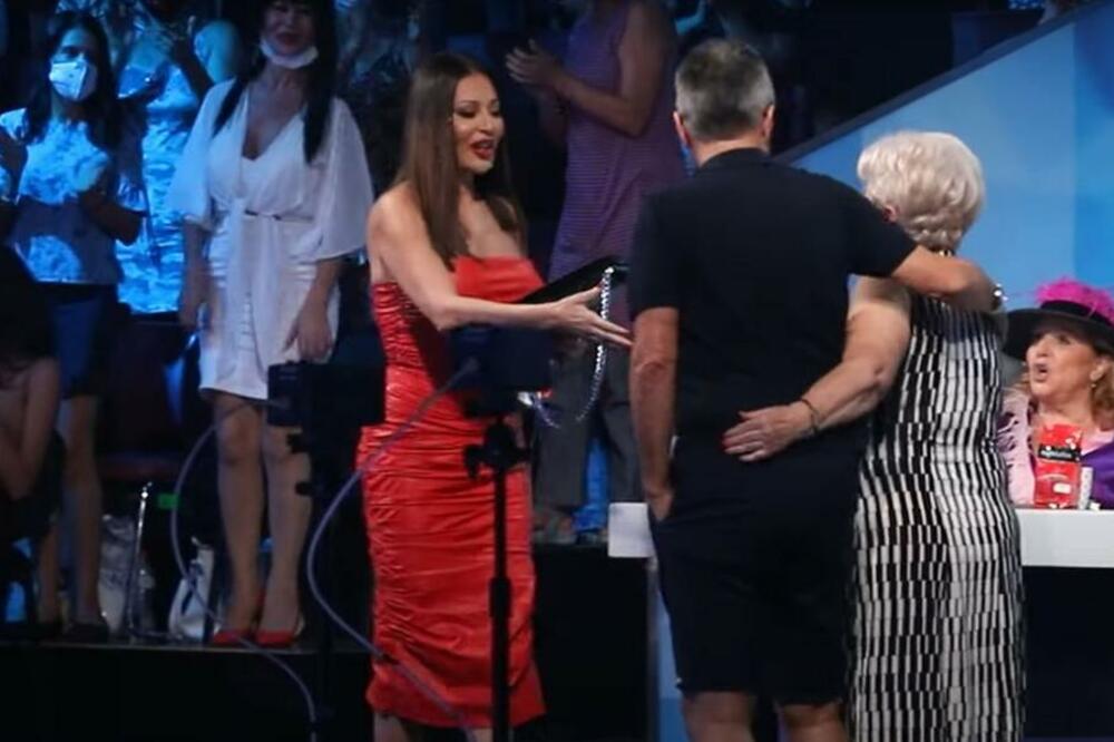 SEDENJE U PUBLICI ZG SE ISPLATILO! Nakon što joj je Ceca poklonila torbu, DOBILA I NOVAC! Baka Novka se OPARILA!