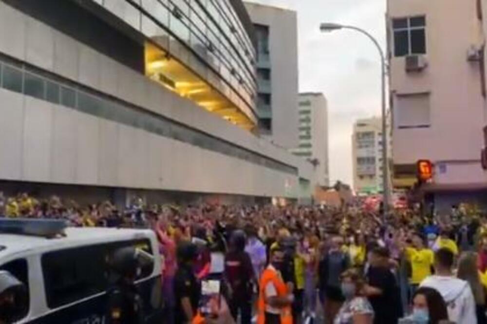 POČELO JE LIKOVANJE NAD RANJENOM BARSOM: Navijači Kadiza skandirali "Gde vam je Leo Mesi?!"