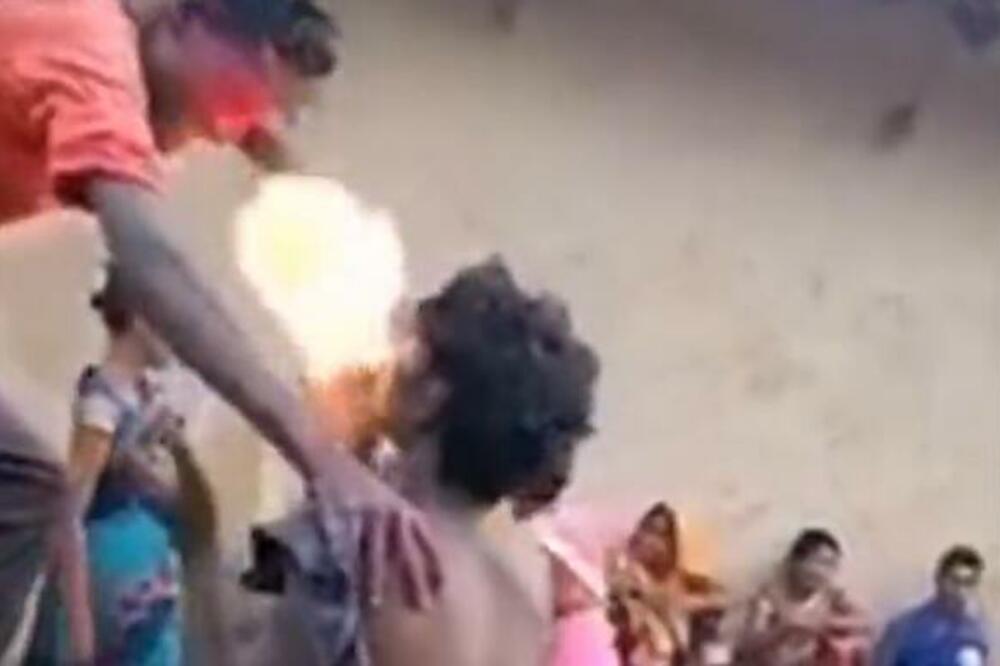 ŠTA SE TO UPRAVO DESILO? Čovek BLJUJE VATRU na drugog, spalio mu kosu, svi u NEVERICI! (VIDEO)