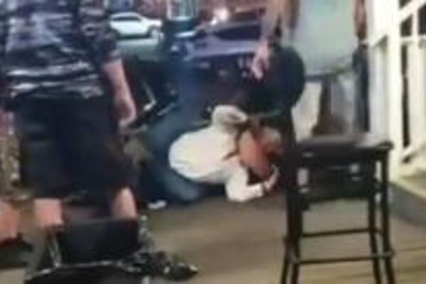 A HVALI SE DA JE NAJBOLJI BORAC NA SVETU: Policajac ga kao od šale 'uspavao' nasred ulice! (VIDEO)