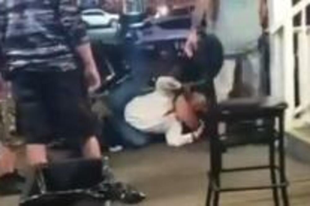 A HVALI SE DA JE NAJBOLJI BORAC NA SVETU: Policajac ga kao od šale 'uspavao' nasred ulice! (VIDEO)