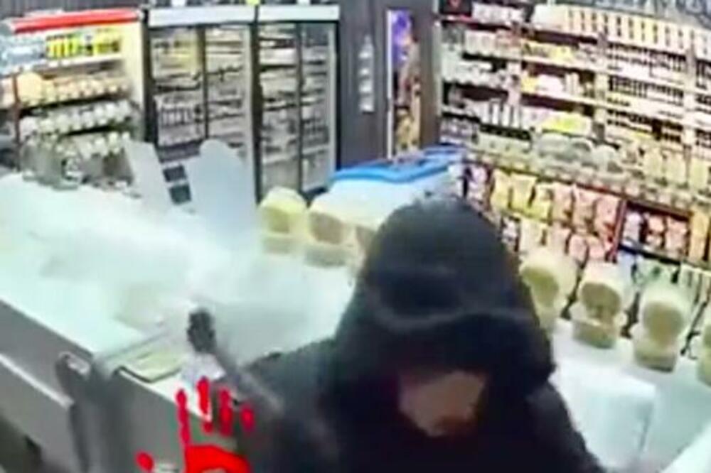 LOPOV JE UŠAO U PRODAVNICU I VIKNUO "PLJAČKA": Onda se pojavio ČIČA SA STOLICOM i UNAKAZIO GA! (VIDEO)