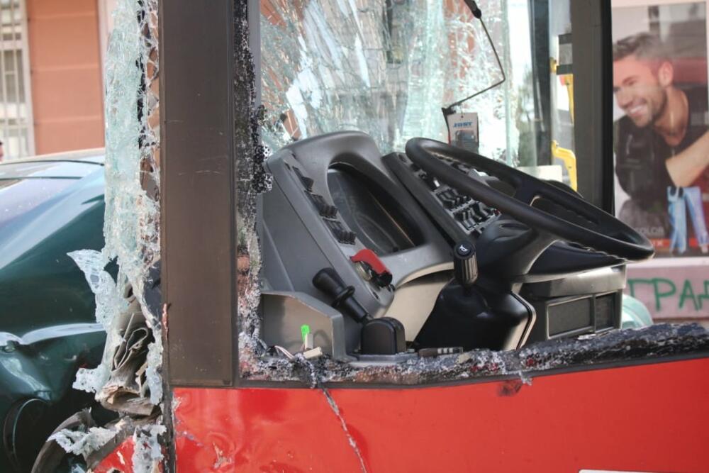 Uništen autobus nakon nesreće u Zemunu