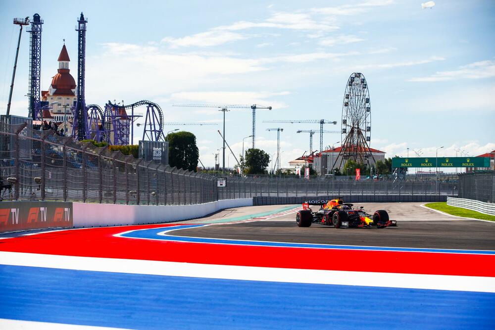 HOLANĐANIN U NEDELJU KREĆE SA ZAČELJA: Red Bul morao da promeni motor (FOTO)
