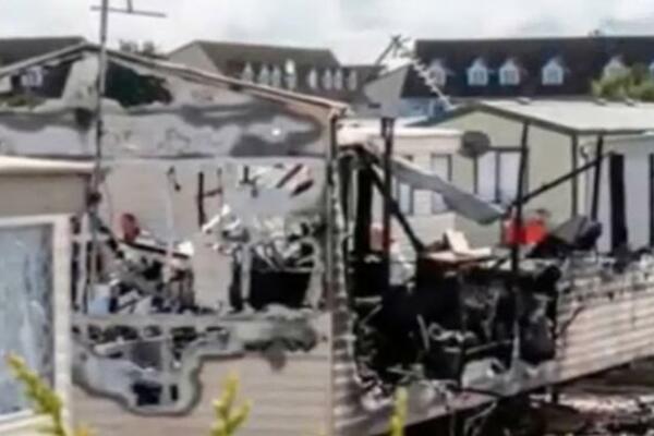 STRAVIČAN POŽAR: Izgorela kamp kućica, sa njom i devojčica (2) u NAJGORIM MUKAMA! (VIDEO)