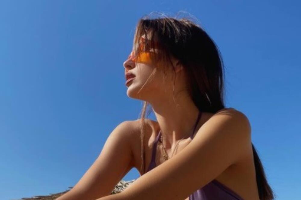 NAŠE PEVAČICE SU NAJVRELIJE! Milica pokazala telo U KRUPNOM KADRU: NAMEŠTALA KUPAĆI, A ONDA... (FOTO)