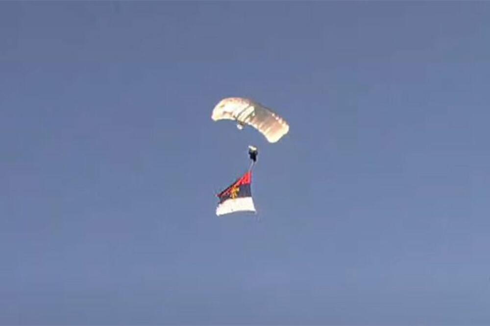 U ČAST PATRIJARHA PORFIRIJA: Episkop Jovan sa trobojkom skakao padobranom! (VIDEO)