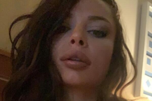 NATAŠA ŠAVIJA SE POJAVILA NA SAJTU ZA ODRASLE! Halteri, čipkaste čarape i SAMO ZA ONE SA JAKIM SRCEM! (18+ FOTO)