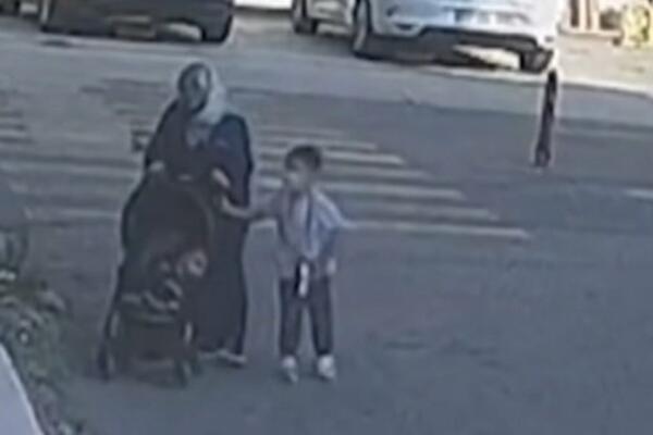 NEVIĐENA DRAMA: Ostavila dete na uzbrdici a onda su kolica krenula na dole, MALIŠAN PREŽIVEO PUKOM SREĆOM! (VIDEO)