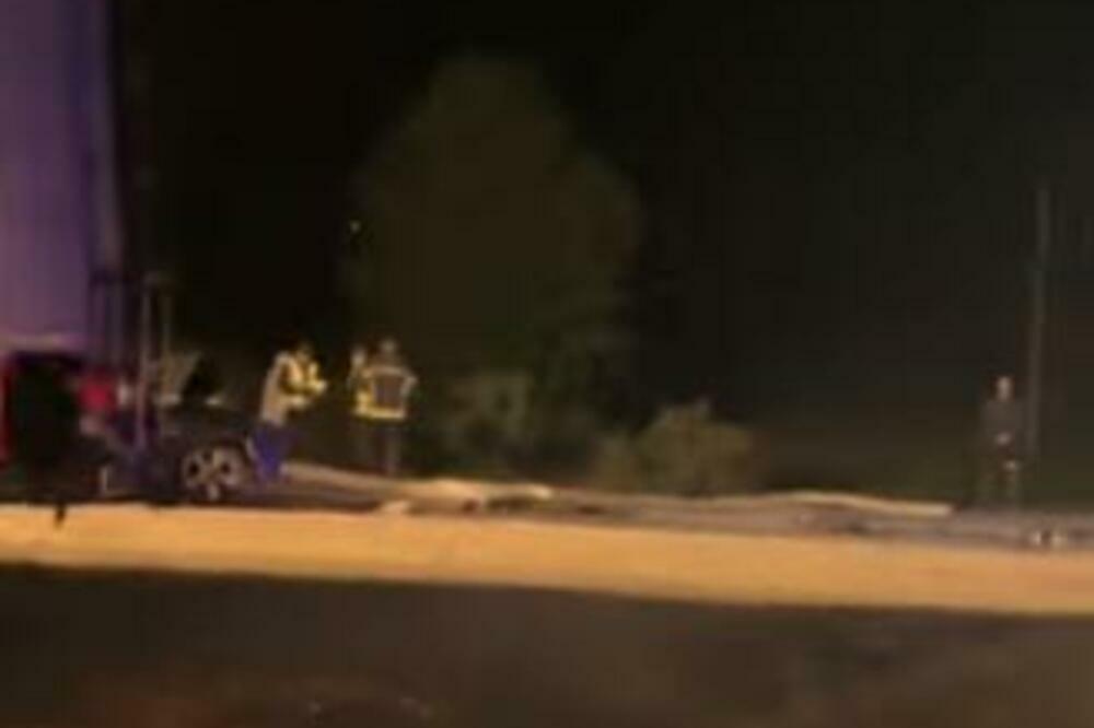 ALEKSANDAR (33) POGINUO U NESREĆI KOD MLADENOVCA: Telo iz smrskanog automobila izvukli vatrogasci! (VIDEO)