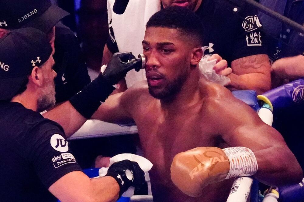 SKRHANI DŽOŠUA POSLE PORAZA OD USIKA: Nakon meča je napisao samo jednu rečenicu!