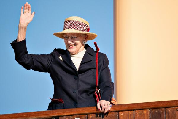 EVO KO JE KRALJICA KOJA JE U UŽIVO PROGRAMU REKLA DA ODLAZI SA PRESTOLA: Tu je bila 52 godine, a ON JE NASLEĐUJE