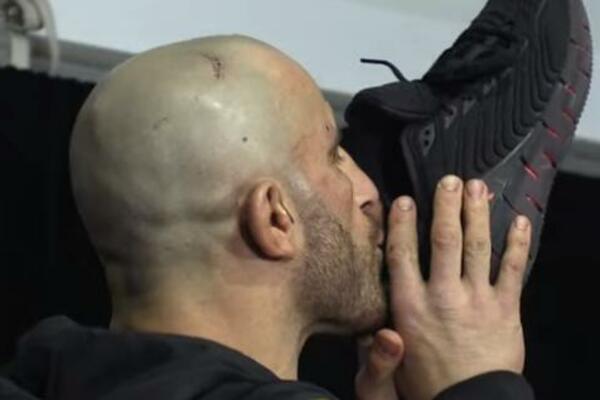 TAJ ČUDNI AUSTRALIJSKI OBIČAJ (KOJI PRAKTIKUJE I ĐANI...): UFC borac pio pivo iz patike da proslavi trijumf! VIDEO