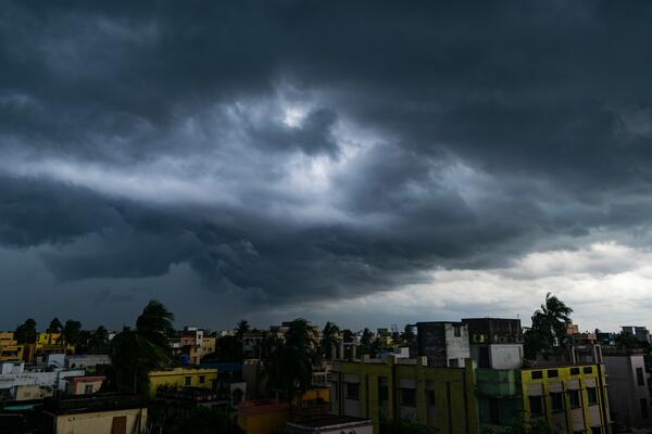 TURBULENTNO NEVREME OKRENULO SRBIJU NAOPAČKE! U Vrbasu SRUŠEN krov FABRIKE, ulice se PRETVORILE u REKE (FOTO/VIDEO)