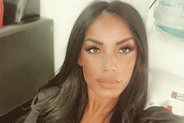 ONA JE 20 GODINA MLAĐA ŽENA NAŠEG VODITELJA: Tetovaže joj krase telo, a kad vidite sa kim je PAŠĆE VAM VILICA