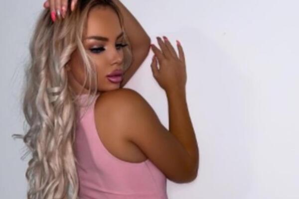 "ŠTA JE TO DOLE ISPALO?!" Vrela plavuša pozirala u PROVOKATIVNOM VEŠU, pa nije primetila da je OGOLILA INTIMU!