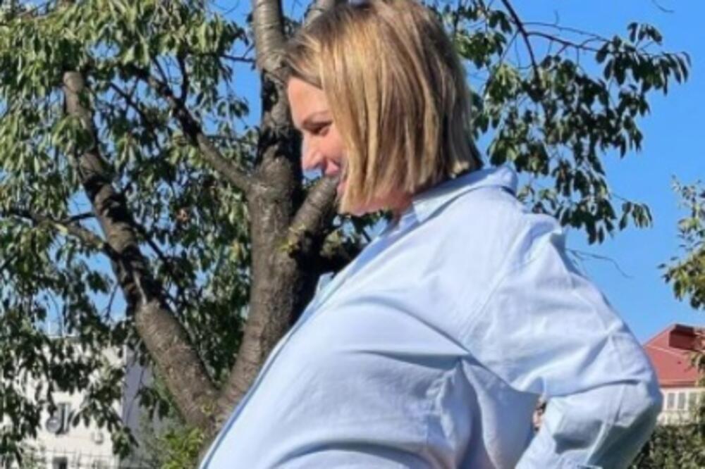 EVO KAKO IZGLEDA OMILJENA SRPSKA VODITELJKA U POODMAKLOJ TRUDNOĆI!