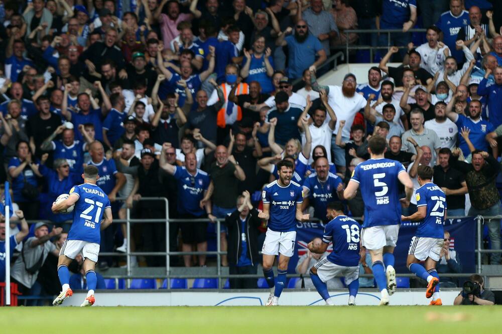 NIJE ISTVIČ, VEĆ PRAVI IPSVIČ, A GOLMAN ISTI BOROTA: Igrač mu na URNEBESAN način ukrao loptu za gol u 90'! (VIDEO)