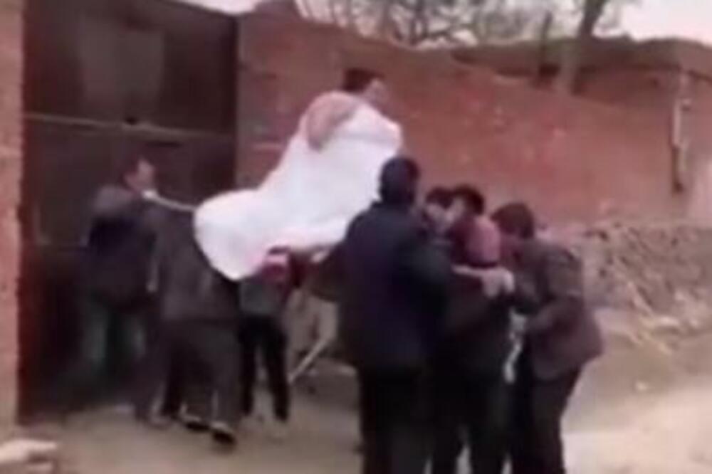 OSMORICA SU NOSILA MLADU: U jednom trenutku ZAMALO DA IM ISPADNE (VIDEO)