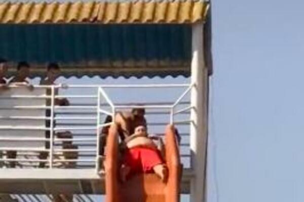 KUPAO SE U BAZENU, A NIJE VIDEO LIKA OD 150 KG KOJI SE SPUŠTA NIZ TOBOGAN: Usledila je KATASTROFA (VIDE)